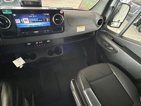 Used 2025 Mercedes-Benz Sprinter 2500 image 11