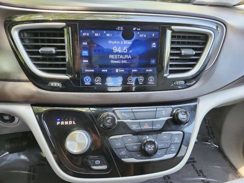 Used 2017 Chrysler Pacifica Touring-L FWD image 12