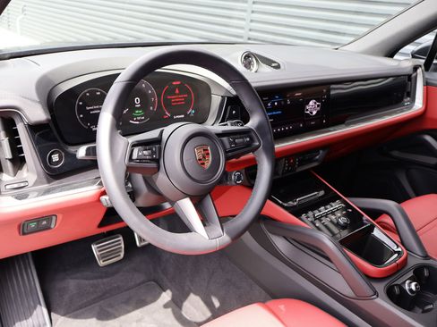 Certified 2025 Porsche Cayenne E-Hybrid AWD/4WD image 4