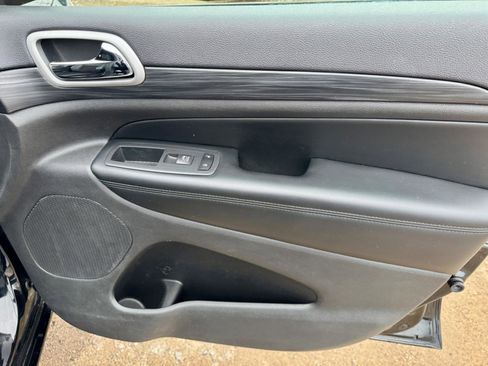 Used 2020 Jeep Grand Cherokee Altitude image 27