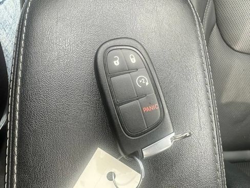 Used 2022 Jeep Cherokee Latitude Lux w/ Sun & Sound Group AWD/4WD image 30