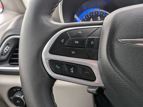 Used 2024 Chrysler Pacifica Touring-L FWD image 30