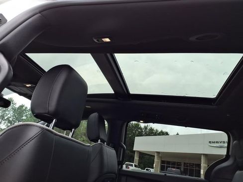 New 2027 Chrysler Pacifica Limited FWD image 10