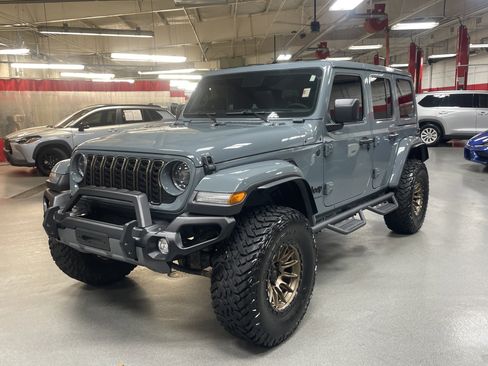 Used 2024 Jeep Wrangler Unlimited Sahara AWD/4WD image 5