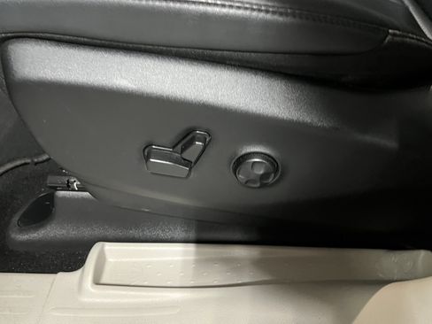 Used 2024 Chrysler Pacifica Select image 16