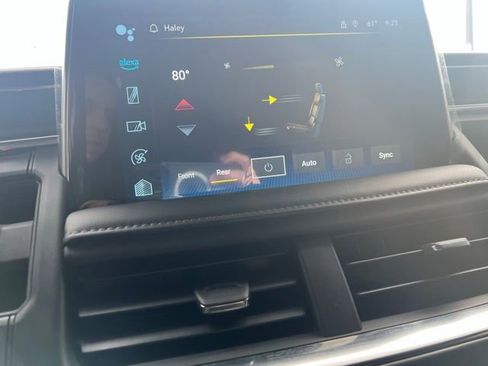 Used 2024 Chevrolet Suburban Z71 w/ Luxury Package image 15