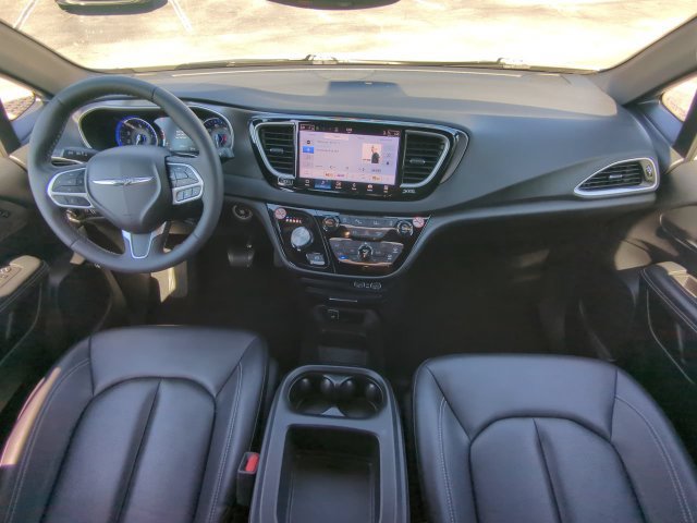 Certified 2025 Chrysler Pacifica Select FWD image 19