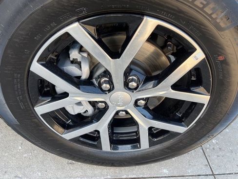 Certified 2025 Jeep Grand Cherokee Limited image 8