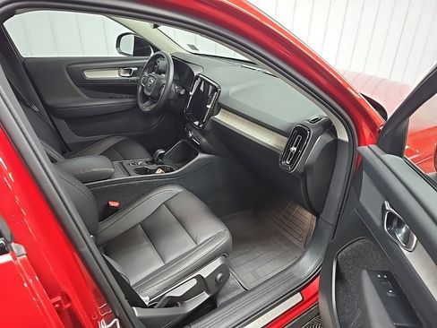 Used 2024 Volvo XC40 B5 Core image 16