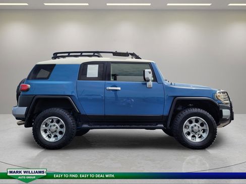 Used 2013 Toyota FJ Cruiser 4WD w/ Convenience Pkg image 2