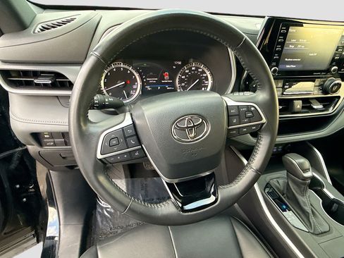 Used 2022 Toyota Highlander XSE FWD image 39