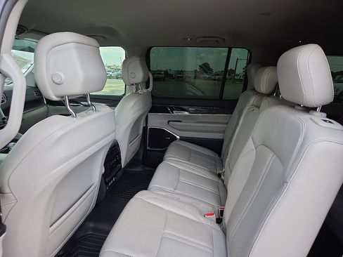Used 2022 Jeep Wagoneer Series II RWD image 17