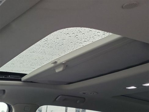 Used 2018 Buick Enclave Essence image 19