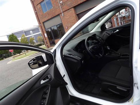 Used 2017 Ford Focus SE w/ Cold Weather Package image 10