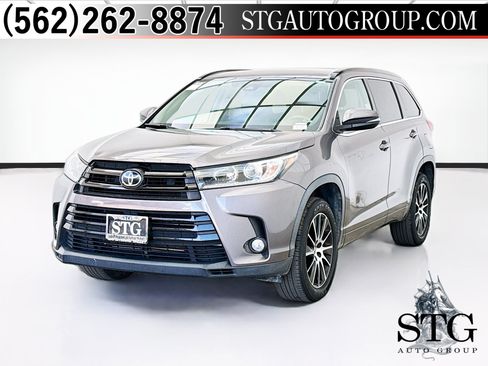 Used 2018 Toyota Highlander SE FWD image 1