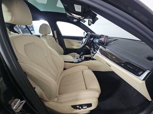 Used 2022 BMW 530i xDrive w/ Premium Package image 8