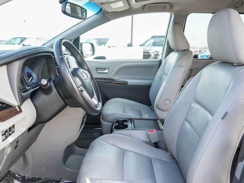 Used 2017 Toyota Sienna XLE w/ XLE Navigation Package FWD image 18