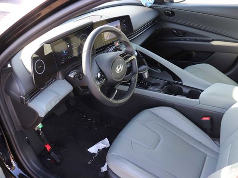 Used 2025 Hyundai Elantra Limited image 10
