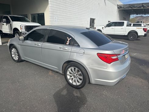 Used 2011 Chrysler 200 Touring image 2