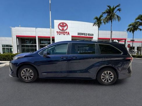 Used 2021 Toyota Sienna LE w/ LE Plus Package FWD image 4
