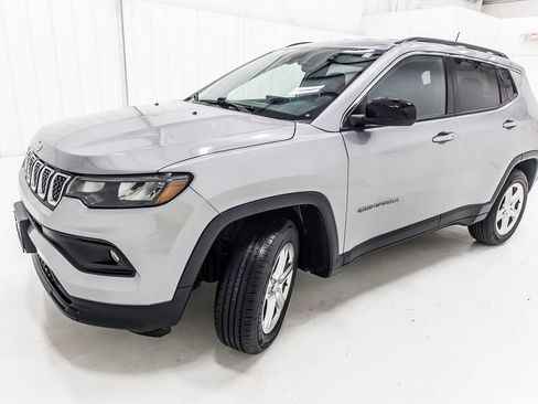 Used 2023 Jeep Compass Latitude image 3