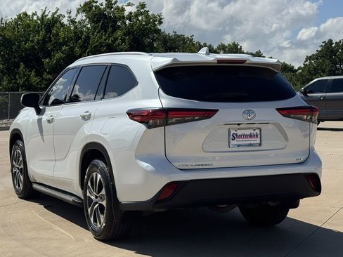 Used 2022 Toyota Highlander XLE FWD image 4