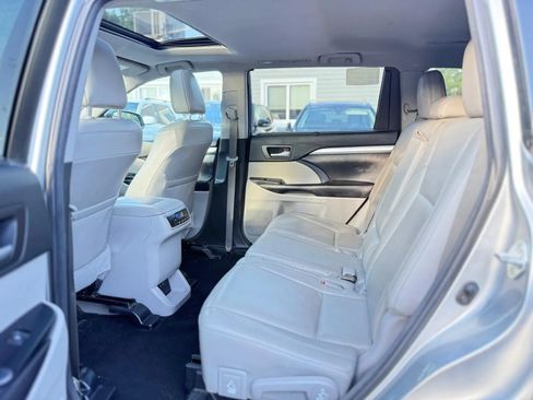 Used 2017 Toyota Highlander XLE w/ Carpet Mat Package AWD/4WD image 13