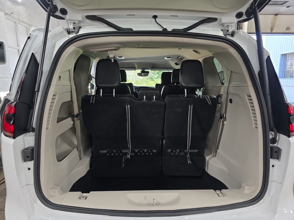 Used 2023 Chrysler Pacifica Touring-L FWD image 13
