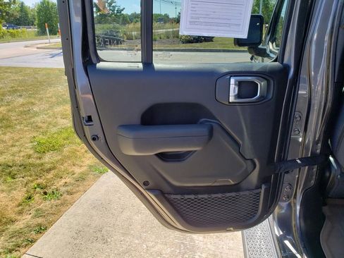Used 2025 Jeep Gladiator Sport image 10