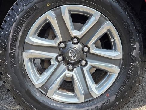 Used 2017 Toyota Tacoma Limited w/ Tow Package AWD/4WD image 21