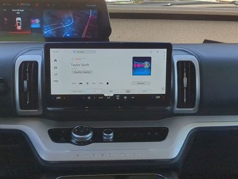 Used 2025 Ford Expedition Active image 17