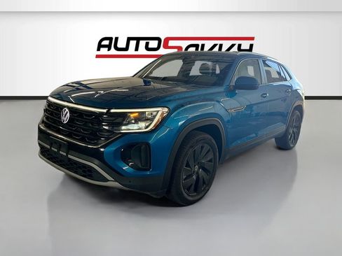 Used 2024 Volkswagen Atlas Cross Sport SE w/ Panoramic Sunroof Package FWD image 3