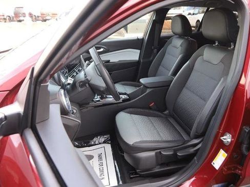 Used 2025 Chevrolet Trax LT w/ LT Convenience Package image 8