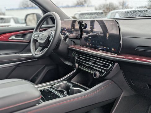 New 2026 Chevrolet Traverse Z71 w/ LPO, Floor Liner Package image 34