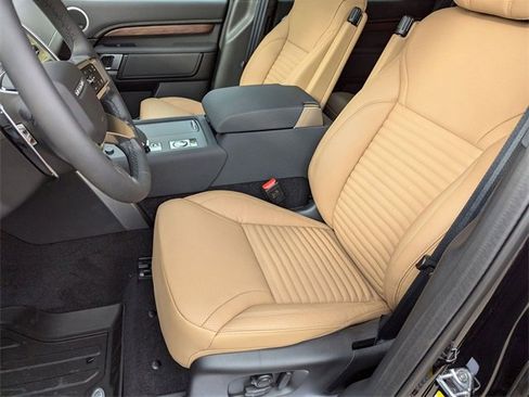 New 2025 Land Rover Discovery Dynamic SE image 12