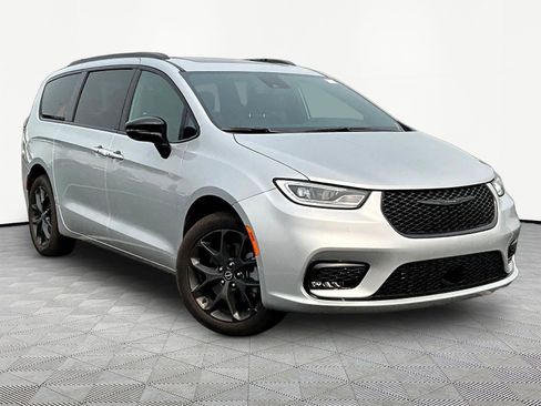 Used 2026 Chrysler Pacifica Select w/ S Appearance Package AWD/4WD image 3
