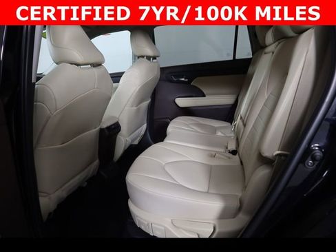 Used 2021 Toyota Highlander XLE image 15
