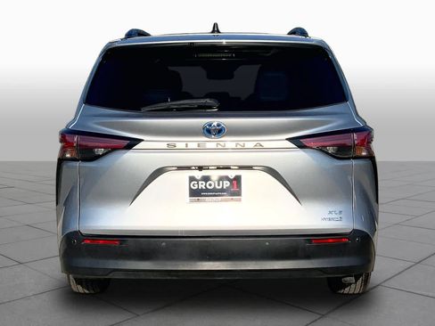 Used 2021 Toyota Sienna XLE FWD image 5