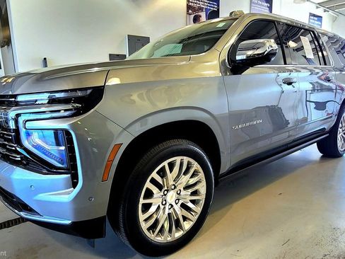 Used 2025 Chevrolet Suburban Premier AWD/4WD image 4