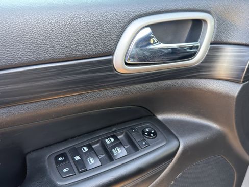 Used 2020 Jeep Grand Cherokee Altitude image 16