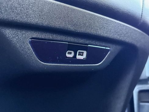 Used 2025 Chrysler Pacifica Premium image 25