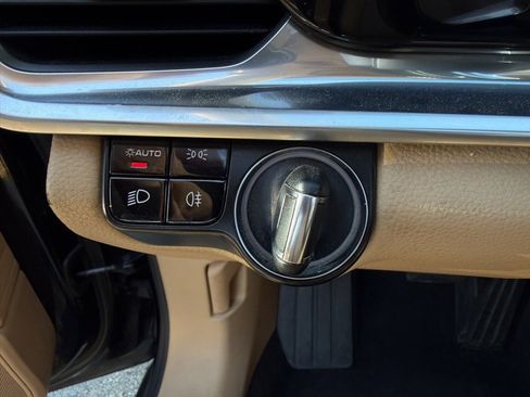 Used 2018 Porsche Panamera w/ Premium Package image 20