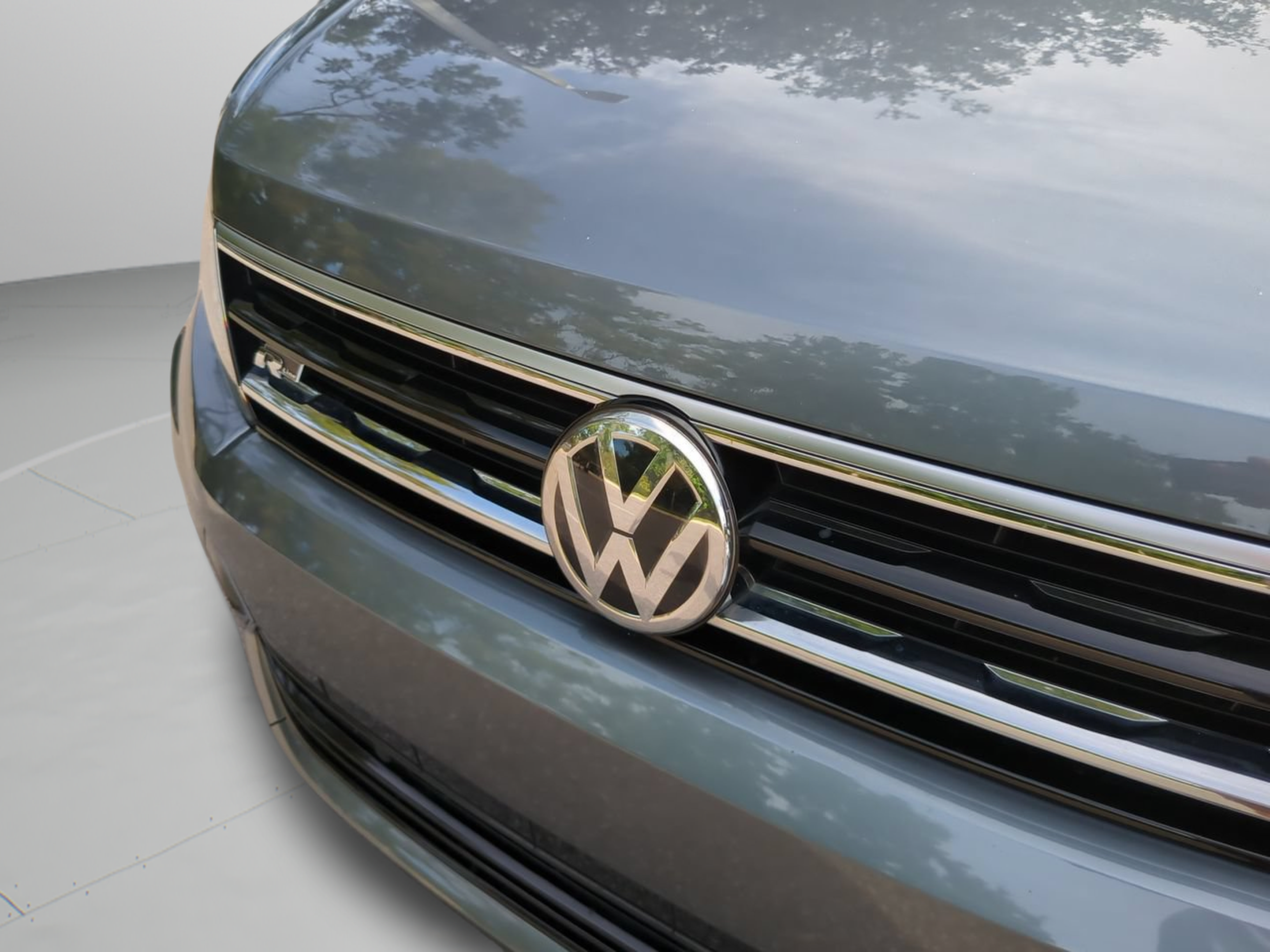 Used 2020 Volkswagen Tiguan SE R-Line FWD image 30