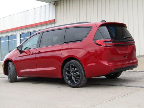 New 2026 Chrysler Pacifica Select w/ S Appearance Package image 10
