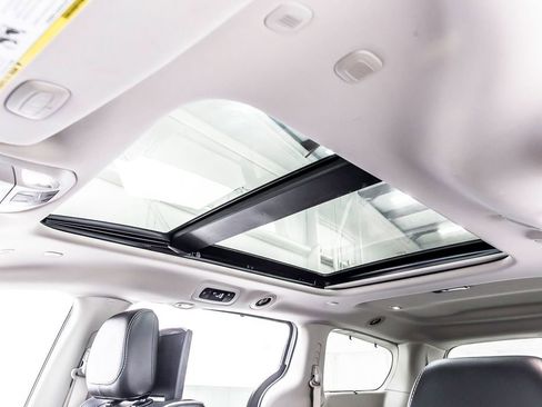 Used 2022 Chrysler Pacifica Limited w/ Uconnect Theater Family Group image 15