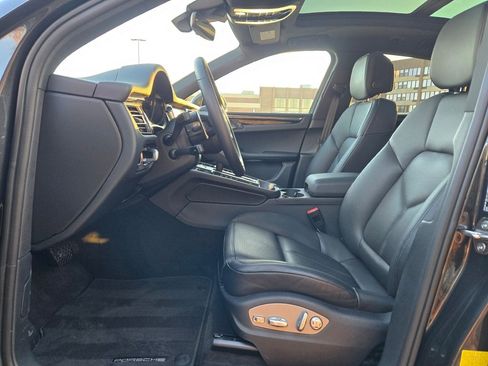 Used 2025 Porsche Macan image 19