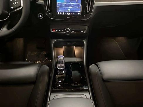 Used 2025 Volvo XC40 B5 Plus AWD/4WD image 25