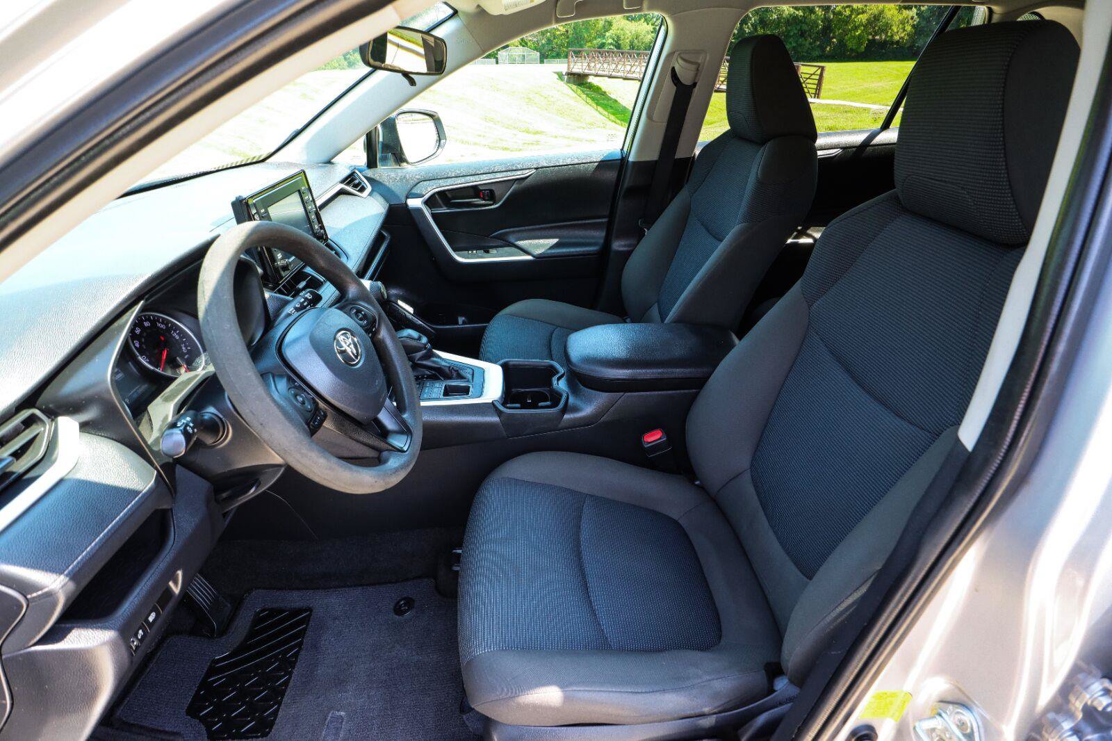 Used 2022 Toyota RAV4 LE w/ Carpet Mat Package (TMS) AWD/4WD image 30