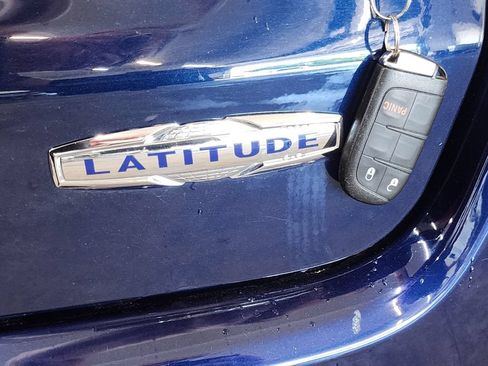 Used 2018 Jeep Compass Latitude FWD image 39
