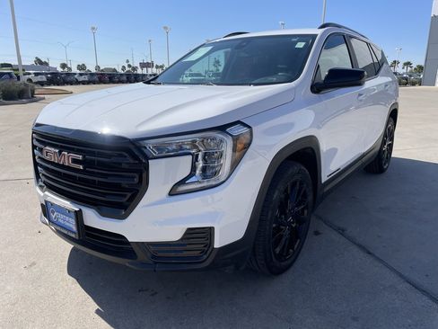 Used 2023 GMC Terrain SLE w/ Driver Convenience Package image 4